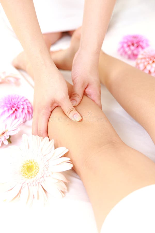 Γυναίκα που παίρνει ένα πόδι massage  στοκ φωτογραφία με δικαίωμα ελεύθερης χρήσης Γυναίκα που παίρνει ένα πόδι massage  στοκ φωτογραφία με δικαίωμα ελεύθερης χρήσης
